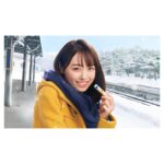 Haruka Fukuhara Instagram - . #ニベア花王 #ニベア #ディープモイスチャーリップ のCM 「冬の駅」篇の放送は観ていただけましたか☺︎ 実はこのリップ、朝ドラ#舞いあがれ！の撮影で毎日使っているんです✈️ 私のお気に入りです♡ 「高保水型メルティ処方」が塗った瞬間クリームがオイル状に変化して、つけた瞬間唇のうるおいがたっぷり密着し保湿効果が続きます！ 【5つの保湿成分配合】 シアバター、はちみつ、アミノ酸系保水成分、トレハロース、ローヤルゼリーエキス 唇の荒れ、ひび割れを防いでくれるそうです！ 【有効成分】 ビタミンＥ・グリチルレチン酸ステアリル配合で紫外線から唇を守ります！ UVカット成分配合（SPF26／PA ） まだゲットしていない方は是非✨ このリップで寒い冬を乗り越えましょう❄️