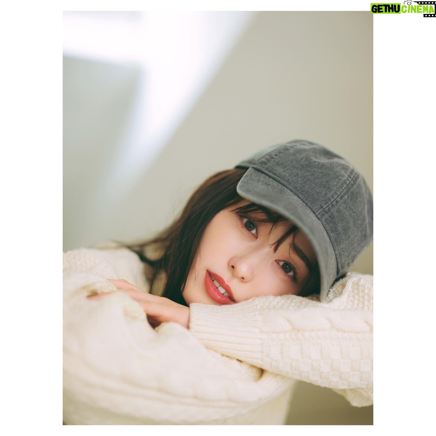 Haruka Fukuhara Instagram - . 念願の「#MORE」 初表紙をさせていただきました☺︎ 撮影中もスタッフの皆様が凄く温かくて優しい方ばかりで、夢の様な楽しい1日を過ごさせていただきました♡ またお会いできるよう頑張りたいです! 特集ページの 『冬の“白”に染まりたい、5つの理由』 にも出させて頂いてます! どのコーディネートも可愛すぎて、白好きな私は終始大興奮でした♡笑 洋服を選んでる時って本当に楽しいですよね! 今年も沢山の冬コーデを楽しんでください✨ 「MORE」2022年12月号/#集英社 撮影/#柴田フミコ さん