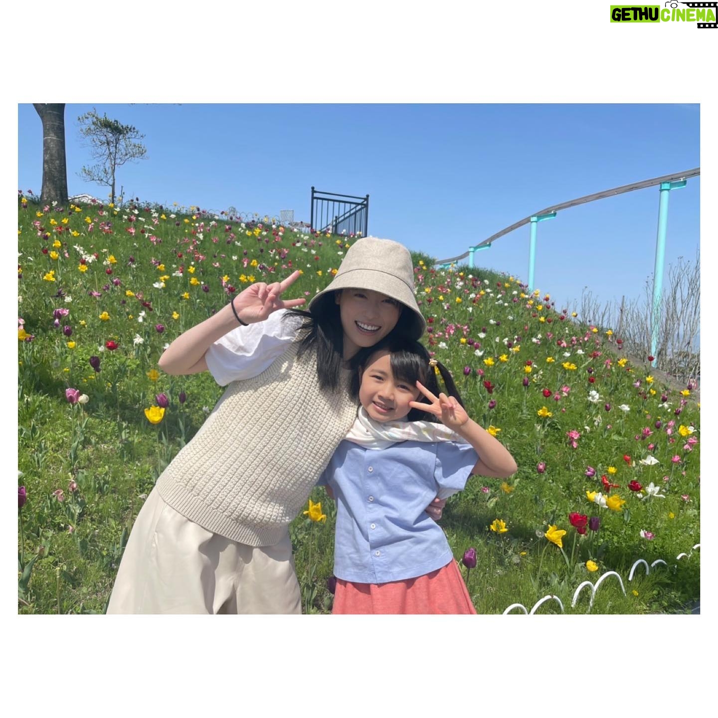 Haruka Fukuhara Instagram - . 本日からいよいよ「#舞いあがれ !」も第3週目に入ります☺︎ #浅田芭路 ちゃんとのお気に入り写真🌷 会いたくなっちゃうなぁ💓 私が大好きな幼少期時代の物語✨ 東大阪・五島列島の幼少期の沢山の経験は舞の人生のターニングポイントですし、お母ちゃんや、ばんばや、父ちゃんにとってもそうだと思います! 今週から舞台は五島列島から東大阪に戻ります✈️ 3週目からは父ちゃんのお仕事がクローズアップされてきます! お父ちゃんの夢、舞の夢が動き出します✨ 是非今週も月曜日〜金曜日8時からと、 再放送12時45分からの「舞いあがれ!」をお楽しみに😌 1週2週を見逃してしまった方は#NHKオンデマンドでもお楽しみ頂けます!