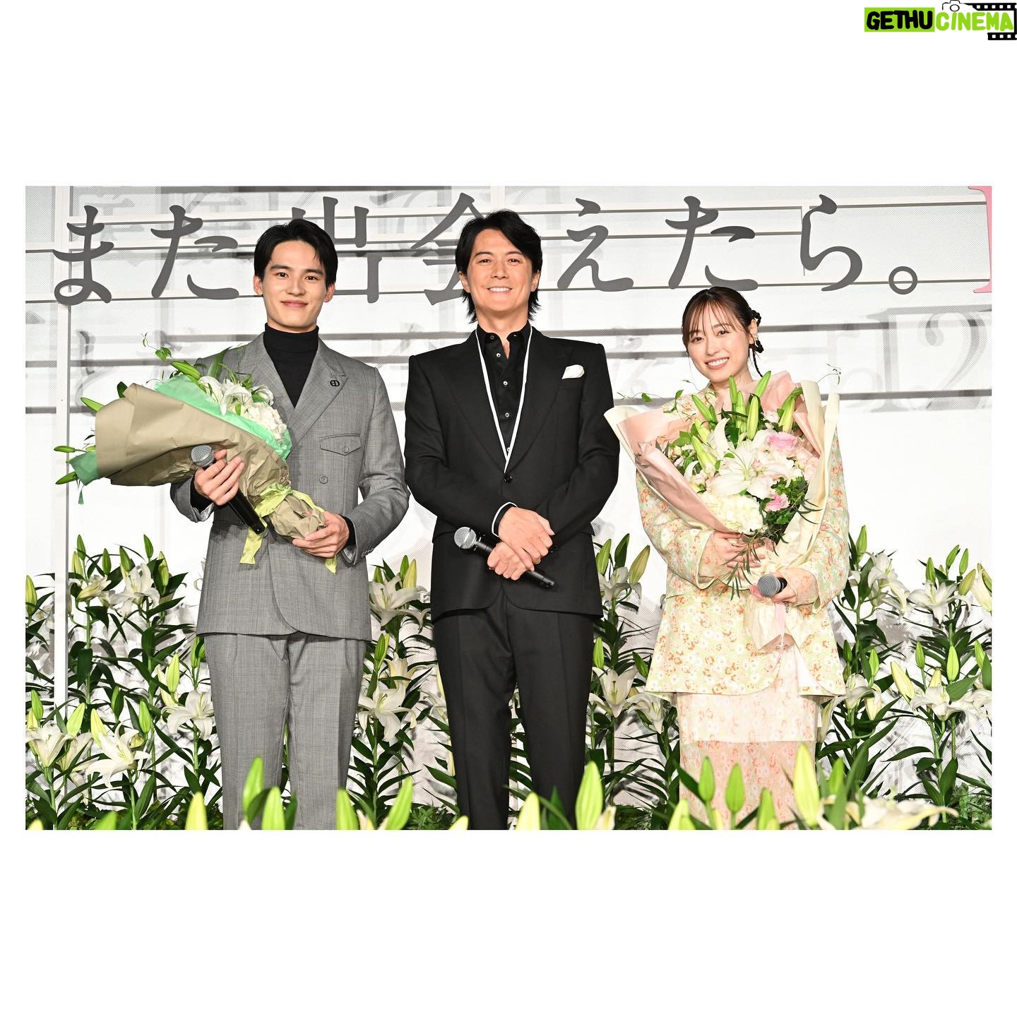 Haruka Fukuhara Instagram - . 12月8日公開の映画 あの花が咲く丘で、君とまた出会えたら。 完成披露試写会に来てくださった皆様、ありがとうございました! 久々のキャスト、スタッフの皆さんとの再会。 そしてなんと。主題歌「#想望 」を歌ってくださった#福山雅治 さんのサプライズ登場。 とにかく幸せを噛み締める大切な1日になりました。 ついに公開まであと8日。 たくさんの方にこの作品の思いが届きますように、、、! 心から願っております🫧 #あの花が咲く丘で君とまた出会えたら