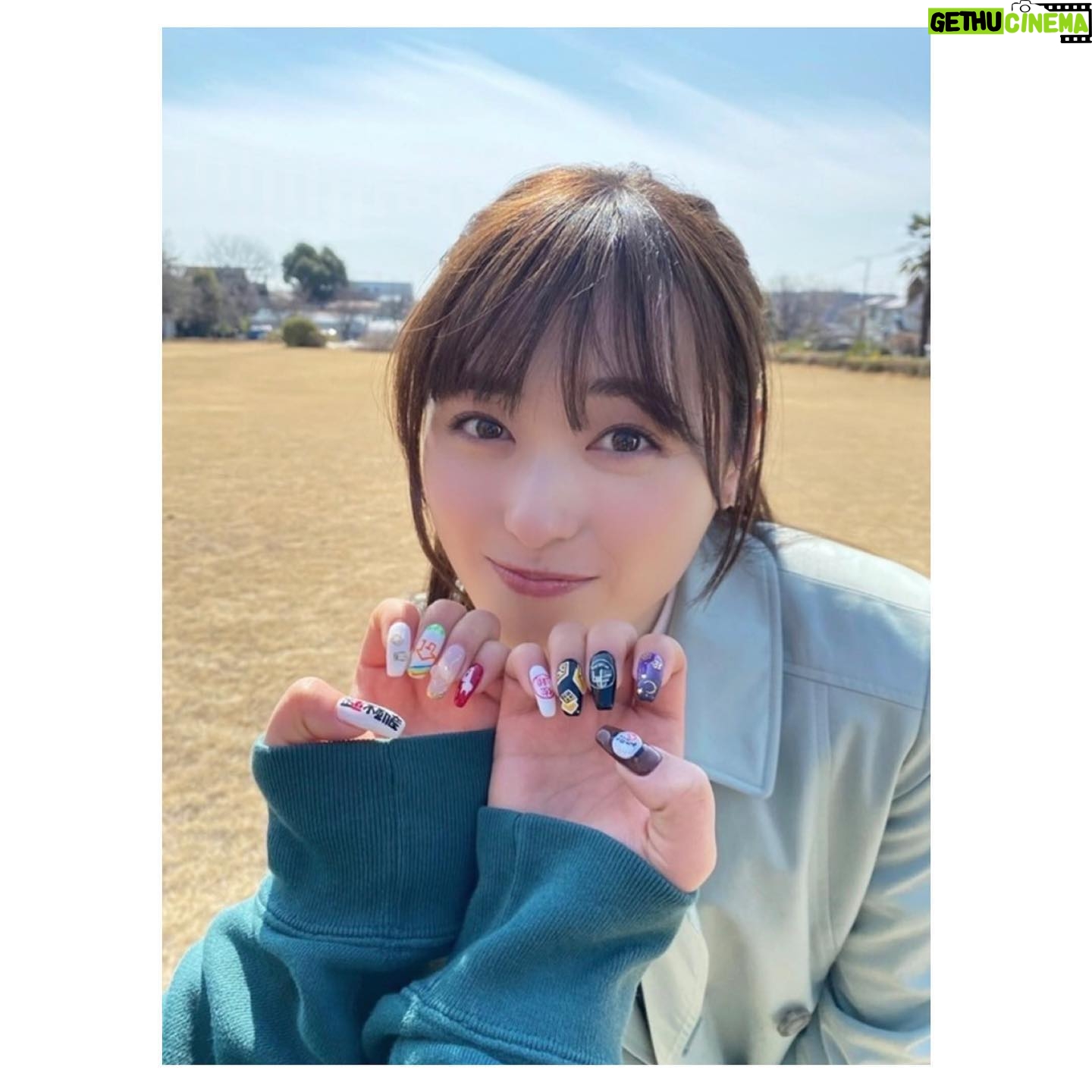 Haruka Fukuhara Instagram - . 本日22時から#NHKドラマ #正直不動産 第7話が放送されます☺︎ 先週の放送は観ていただけましたか? 永瀬先輩が桐山先輩を引きとめるシーンでグッときました😭 第6話の見逃し配信は#NHKプラス で17日の22:44までやっているそうです! お忙しくてその前も見逃してしまった皆さんは、 NHK総合にて3話〜6話まで再放送が決定しました! 第3話 5/18(水) 午前2:05(火曜深夜) 第4話 5/19(木) 午前2:10(水曜深夜) 第5話 5/20(金) 午前1:55(木曜深夜) 第6話 5/20(金) 午前2:40(木曜深夜) 観られるそうです!! 是非ご覧下さい✨ 第7話のお話は、榎本美波さん(#泉里香さん)が永瀬先輩(#山下智久さん)を訪ねてある#定年夫婦 (#前田吟 さん#中田喜子 さん)の自宅売却の相談に… そしてこれからミネルヴァ不動産とはどうなるのか?! 今夜も楽しんで頂けたら嬉しいです✨ そして写真は大好きな記録さんと📷 実はこのネイル、正直不動産のネイルをして下さっているんです💓 なんて素敵なネイル💅 作品愛をすごく感じて、心がぽっかぽかになりました✨