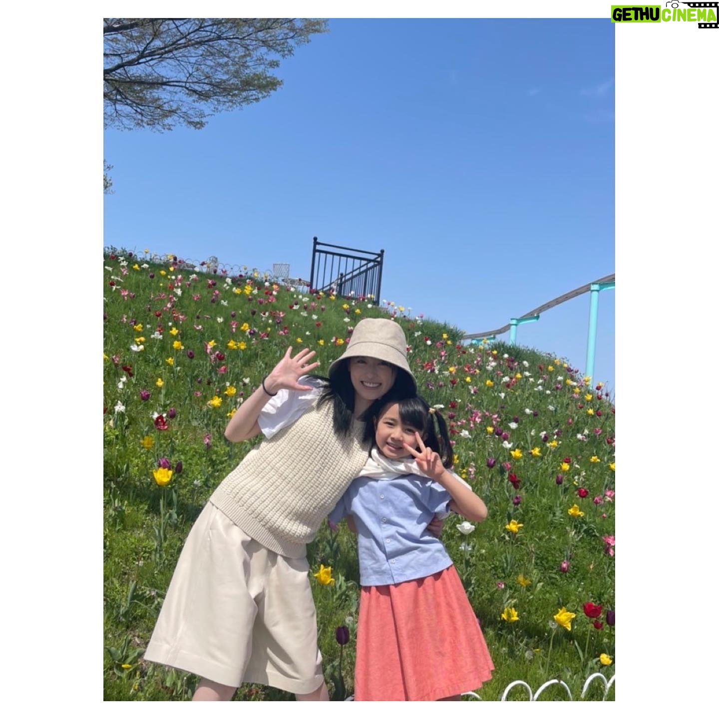 Haruka Fukuhara Instagram - . 本日からいよいよ「#舞いあがれ !」も第3週目に入ります☺︎ #浅田芭路 ちゃんとのお気に入り写真🌷 会いたくなっちゃうなぁ💓 私が大好きな幼少期時代の物語✨ 東大阪・五島列島の幼少期の沢山の経験は舞の人生のターニングポイントですし、お母ちゃんや、ばんばや、父ちゃんにとってもそうだと思います! 今週から舞台は五島列島から東大阪に戻ります✈️ 3週目からは父ちゃんのお仕事がクローズアップされてきます! お父ちゃんの夢、舞の夢が動き出します✨ 是非今週も月曜日〜金曜日8時からと、 再放送12時45分からの「舞いあがれ!」をお楽しみに😌 1週2週を見逃してしまった方は#NHKオンデマンドでもお楽しみ頂けます!