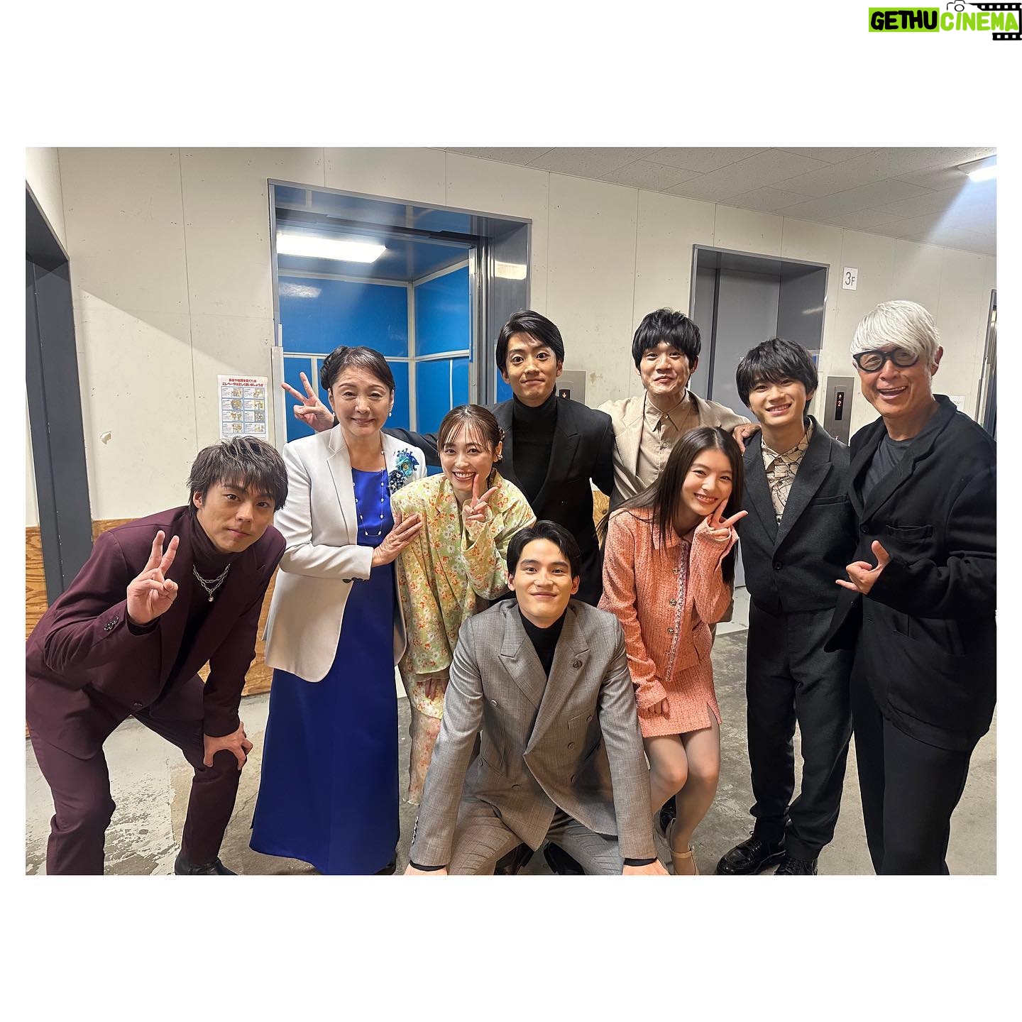Haruka Fukuhara Instagram - . 12月8日公開の映画 あの花が咲く丘で、君とまた出会えたら。 完成披露試写会に来てくださった皆様、ありがとうございました! 久々のキャスト、スタッフの皆さんとの再会。 そしてなんと。主題歌「#想望 」を歌ってくださった#福山雅治 さんのサプライズ登場。 とにかく幸せを噛み締める大切な1日になりました。 ついに公開まであと8日。 たくさんの方にこの作品の思いが届きますように、、、! 心から願っております🫧 #あの花が咲く丘で君とまた出会えたら