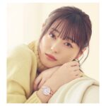 Haruka Fukuhara Instagram - . この度、#CITIZEN 「#wicca」から新商品が発売されました☺︎ 色は3色という事で、今回は３つのwebCMを撮影させていただきました✨ 手元の時計がキラキラと可愛らしくなるだけでこんなに楽しい気分になるんだなぁと改めて感動します✨ スイーツの味わいから連想される感情をテーマにしたシリーズで、少し大きめの文字板×デザイン性のあるローマ数字インデックス×細めのフレームの組み合わせが視認性はもちろん、洗練されたおしゃれな印象を演出します✨ 文字板全体をお皿に見立て、中央には洋食器を連想させるパターンをあしらい、シンプルながらもクリームを思わせるような植字もポイント！ 是非、誕生日プレゼントや、クリスマスプレゼントや、自分へのご褒美に🎁 手元から綺麗に元気になりませんか✨ 「A Taste of Love Moment」
