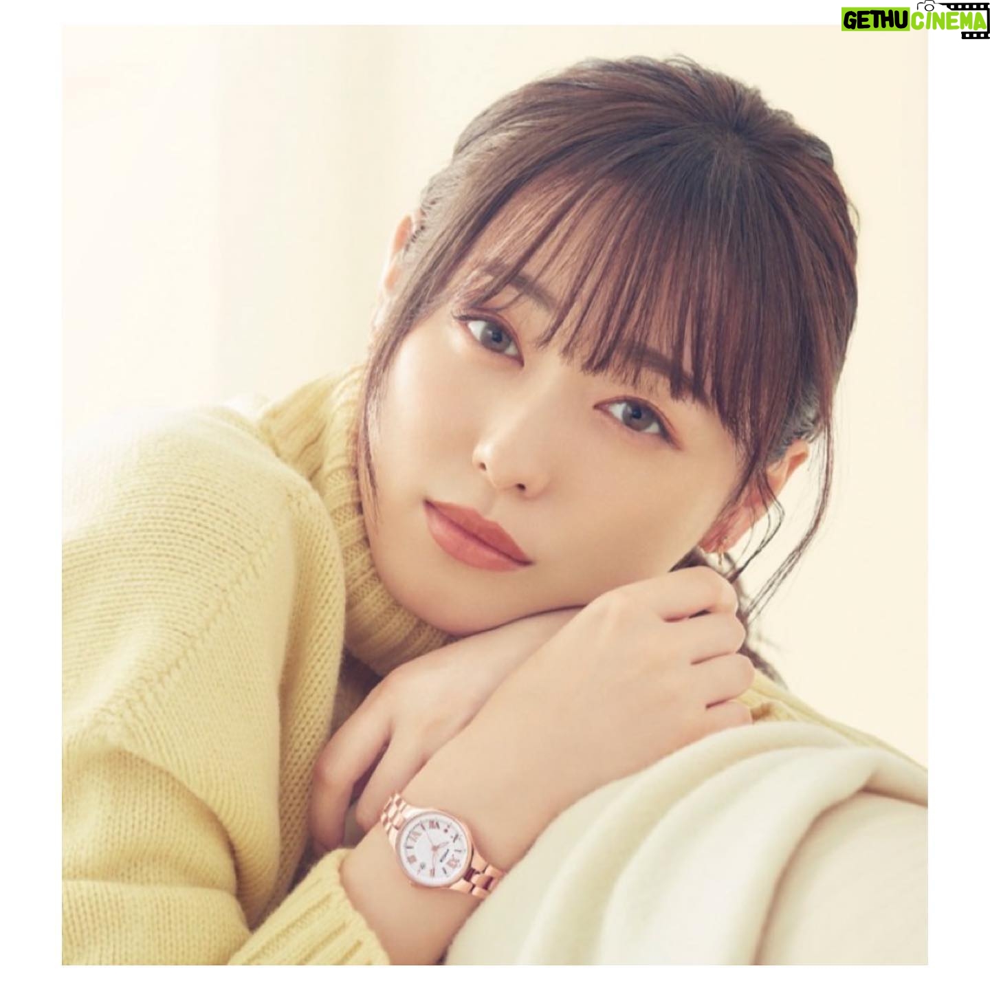 Haruka Fukuhara Instagram - . この度、#CITIZEN 「#wicca」から新商品が発売されました☺︎ 色は3色という事で、今回は3つのwebCMを撮影させていただきました✨ 手元の時計がキラキラと可愛らしくなるだけでこんなに楽しい気分になるんだなぁと改めて感動します✨ スイーツの味わいから連想される感情をテーマにしたシリーズで、少し大きめの文字板×デザイン性のあるローマ数字インデックス×細めのフレームの組み合わせが視認性はもちろん、洗練されたおしゃれな印象を演出します✨ 文字板全体をお皿に見立て、中央には洋食器を連想させるパターンをあしらい、シンプルながらもクリームを思わせるような植字もポイント! 是非、誕生日プレゼントや、クリスマスプレゼントや、自分へのご褒美に🎁 手元から綺麗に元気になりませんか✨ 「A Taste of Love Moment」