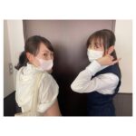 Haruka Fukuhara Instagram - . ついに！本日10時30分から放送スタート☺︎ #WOWOW ドラマ 「#今どきの若いモンは 」 是非観てください！！ 写真は大好きなスタッフさんと💓 麦田ヘアー 毎日お揃いだったんです♪