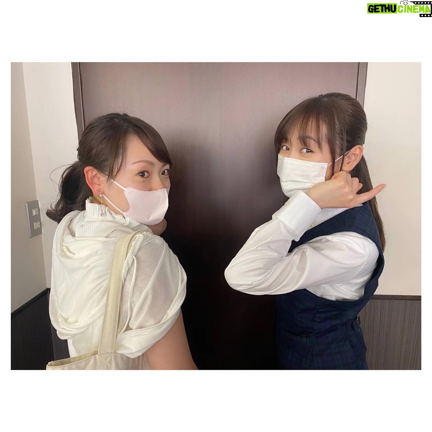 Haruka Fukuhara Instagram - . ついに!本日10時30分から放送スタート☺︎ #WOWOW ドラマ 「#今どきの若いモンは 」 是非観てください!! 写真は大好きなスタッフさんと💓 麦田ヘアー 毎日お揃いだったんです♪
