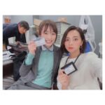 Haruka Fukuhara Instagram - . 皆さん#WOWOWドラマ 「#今どきの若いモンは 」 第5回まで放送されましたが 観ていただけてますか☺︎ いよいよ今夜第6回が放送されます！ 石沢と麦田が衝突してしまい、二人の心と身体が入れ替わってしまう回でございます！ 上司と部下が入れ替わってしまったらどうなるのか？！ 私がすごく好きな回です💓笑 是非楽しんで頂けたら嬉しいです！ そして写真は、 石沢課長演じる#反町隆史 さん 犬飼さん演じる#水崎綾女 さんと✨ お二人ともとてもお優しくて、たくさん支えて頂きました😌 今夜22時30分から 是非ご覧ください！