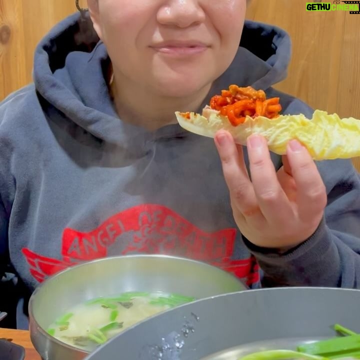 Haruna Kondo - 81.7K Likes - ※
先日、とあるお仕事で韓国へ行ってまいりました!
帰り、飛行機までの時間で、駆け込みポッサム&カルグクス!!!
おいしかったぁ🤤🤤🤤
外がマイナス9℃とかだったんで、余計に沁みました、、
なんのお仕事かまた報告しますね!!!
#写真1枚目2枚目は角度違うだけすぎていらない