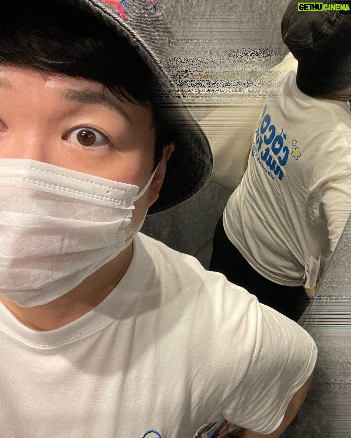 Haruna Kondo Instagram - ※ NiziUのライブ行ってきました!! 代々木の最終日 すっっっっっっっっっごい楽しかったー!!!!! きらっきらに輝いてて、 かわいいもかっこいいも綺麗も全部詰まってた☻ スタジアムでの追加公演も発表されて、たくさんの人に生で体感してほしいと思いましたよ!!!!!! 見なきゃあかんよ!!!!!! #WithUの声もすばら #NiziU #niziu_tour #ココ夏Fes #COCOnut_fes #自撮り下手おじおば #お花ワンポイントTかわいい