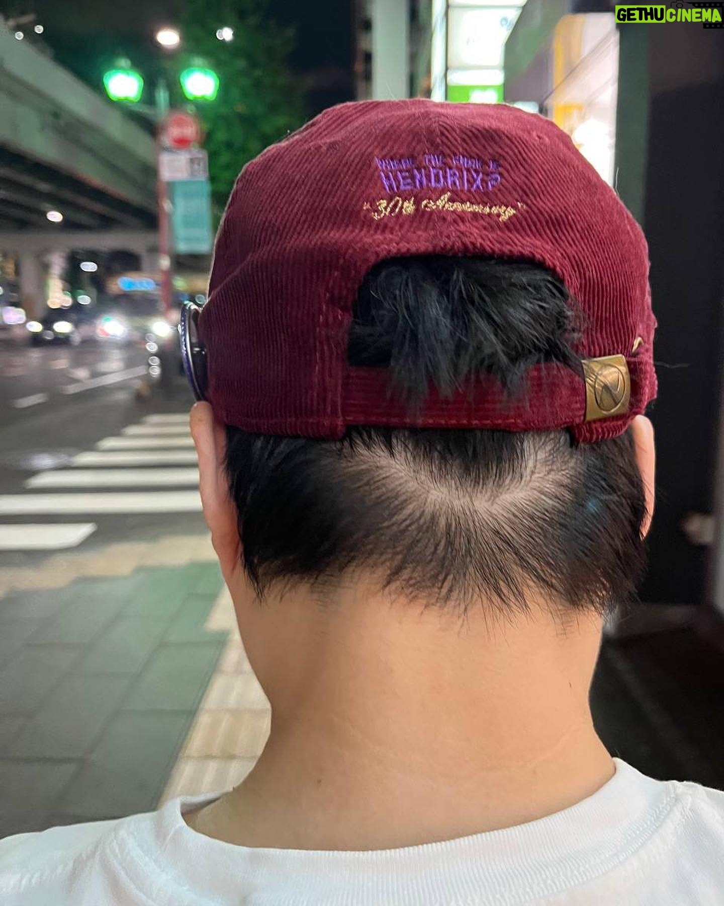 Haruna Kondo Instagram - ※ 最近のことをつらつらと。 ①どっくん。どっくんは普段は甘えん坊なんだけど、このときのどっくんは、俺についてこい的な、バイクの後ろ乗れよ的な凛々しさがあってかっこいいよね!!! 惚れちまうよ!!! 後ろは…なんだろうね🤔 ②帽子をずっとこうやって被って街を歩いてたみたい!まくり上がっちゃって恥ずかしいね! でも頭皮が白くて健康っぽくてかっこいい! ③写真はないんだけど、先日、#XG さんの日本初ステージを観たんだよ!この目で!! 度肝抜かれたよ。もうね、かっこよくて、お口あんぐり。 とにかく楽しかったし、感動した! まだ観たことない人は今すぐYouTubeとかで観てほしい!共感したい!わたしはただのファンだよ! もうすぐ、水谷千重子さんの舞台が始まるよ☻ みなさんとお会いできるのが、ほんっとうに楽しみ!です!
