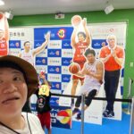 Haruna Kondo Instagram - ※ 沖縄行ってまいりました！ 行ったというか、2枚目見てもらったら分かる通り、打ち上がりました。 綺麗な海がすぐ側の素敵な宿で、おいしいものと景色と沖縄の優しい方々に触れて、やっぱり沖縄だいすきー！てなりました。 そして、旅の目的は、FIBAバスケットボールワールドカップ2023観戦。 ドイツ戦とフィンランド戦を観戦し、貴重な機会に立ち合えて、喉がぶっつぶれてもいいって覚悟で応援して、観戦終わったら、わたしもえりちゃんもカンナも声ががさがさでそれが誇らしくて、その声でわざとしゃべったりして。最高でした！！ 日本の選手たちもスタッフの皆さんもお客さんたちも熱くて、日本一丸を肌で感じて、その中の1人になれていることがとても嬉しかったです。 東京に戻った今も、ふっと沖縄旅のことを思い出して、胸いっぱいになったり、思い出し笑いをしたり、奮い立ったり。 最高の想いをさせてもらいました。 馬場夫妻にはいろんな感情、経験をもらっています。 感謝。 えりちゃんのミュージカル仕込みの通る声が、アリーナ全体に響いててかっこよかったです。 やっぱり、バスケットボールっておもしろい！！！ 引き続き、順位決定戦も思いっきり応援しましょう！！！ 動画も撮っていたので、YouTubeで出せたらと思ってます。 #1枚目カンナの涙美しかったね #2枚目狙い通り沖縄打ち上がり #3枚目選手パネルとキャンパー #4枚目日本の勇士たち #5枚目めずらしコーヒーグラス隙間覗きおじさんおばさん #6枚目タコス喜び首タオル喉温めおじさんおばさん