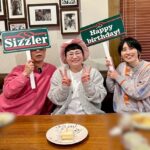 Haruna Kondo Instagram - ※ ハリセンボンofficial channelにて 藤井隆さんとSizzlerで朝食いただいてたら サプライズでお祝いしていただきました☻ わたしの帽子の被り方がいけないんだけど… なんか喜寿のお祝いみたいじゃない…？ なんだろうこのおばあちゃん感 とにもかくにもありがとうございました！ ぜひYouTube見てください！！！ #藤井さん顔っ
