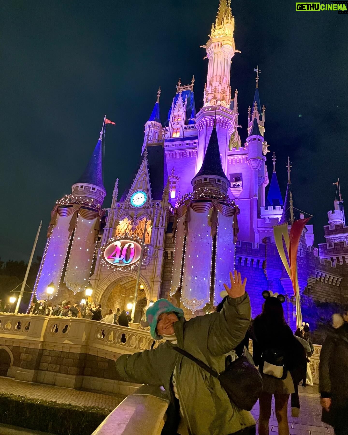 Haruna Kondo Instagram - ※ 2024年2月23日で41歳を迎えました。 おかげさまです!ありがとうございます!! 40代まじ楽しいっす!!! 健康でさらに幸せになりたいと思います。 もう中さんが同い年なのですが、「良い(41)」と おっしゃっていて、確かに!!! ぜったい良い歳だなぁと思いました。 41歳、楽しみます!!!!!! 写真① 2月生まれのお友達と合同誕生日会を東京ディズニーランドでして、はじめて誕生日のシール付けました。お友達、夢叶えてくれてありがとう。名前呼んでもらえるって情報あったから、自意識過剰で春菜はやめて、るな、にしたんだけど、特に呼ばれる場面なかったから、普通に春菜にすればよかった。名前書いてくれたキャストの方が「私も名前るなです」って仰ってて、偽名なの申し訳なかった。 写真② でも、気を取り直して、すぐはしゃいだ。40周年の東京ディズニーランド行けてうれしいこの頃まだ40歳。 写真③ 誕生日当日、マネージャーさんたちが楽屋を誕生日バージョンにしてくれてた。モデルさんや女優さんの楽屋で見たことあるやつしてくれた。うれぴす。鏡にご注目。 動画① なんかマネージャーさんに動画撮りますって言われて、慌てて喋ったやつ。でも、感謝の気持ちは本物。 写真④ 誕生日当日、大好きな人たちに囲まれて、嬉しすぎて顔が溶けてる。ケーキおいしすぎた。 写真⑤ 誕生日にTWICEさんのニューアルバム出るのは最高のプレゼントすぎる。 #お祝いメッセージありがとうございます #誕生日最高