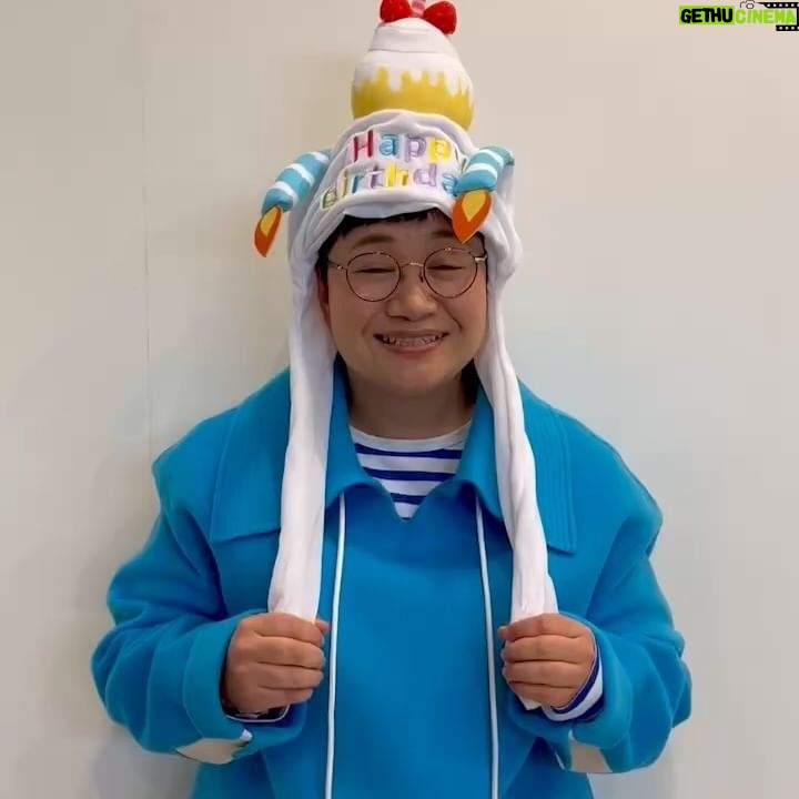 Haruna Kondo Instagram - ※ 2024年2月23日で41歳を迎えました。 おかげさまです!ありがとうございます!! 40代まじ楽しいっす!!! 健康でさらに幸せになりたいと思います。 もう中さんが同い年なのですが、「良い(41)」と おっしゃっていて、確かに!!! ぜったい良い歳だなぁと思いました。 41歳、楽しみます!!!!!! 写真① 2月生まれのお友達と合同誕生日会を東京ディズニーランドでして、はじめて誕生日のシール付けました。お友達、夢叶えてくれてありがとう。名前呼んでもらえるって情報あったから、自意識過剰で春菜はやめて、るな、にしたんだけど、特に呼ばれる場面なかったから、普通に春菜にすればよかった。名前書いてくれたキャストの方が「私も名前るなです」って仰ってて、偽名なの申し訳なかった。 写真② でも、気を取り直して、すぐはしゃいだ。40周年の東京ディズニーランド行けてうれしいこの頃まだ40歳。 写真③ 誕生日当日、マネージャーさんたちが楽屋を誕生日バージョンにしてくれてた。モデルさんや女優さんの楽屋で見たことあるやつしてくれた。うれぴす。鏡にご注目。 動画① なんかマネージャーさんに動画撮りますって言われて、慌てて喋ったやつ。でも、感謝の気持ちは本物。 写真④ 誕生日当日、大好きな人たちに囲まれて、嬉しすぎて顔が溶けてる。ケーキおいしすぎた。 写真⑤ 誕生日にTWICEさんのニューアルバム出るのは最高のプレゼントすぎる。 #お祝いメッセージありがとうございます #誕生日最高