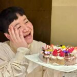 Haruna Kondo Instagram - ※ 2024年2月23日で41歳を迎えました。 おかげさまです！ありがとうございます！！ 40代まじ楽しいっす！！！ 健康でさらに幸せになりたいと思います。 もう中さんが同い年なのですが、「良い(41)」と おっしゃっていて、確かに！！！ ぜったい良い歳だなぁと思いました。 41歳、楽しみます！！！！！！ 写真① 2月生まれのお友達と合同誕生日会を東京ディズニーランドでして、はじめて誕生日のシール付けました。お友達、夢叶えてくれてありがとう。名前呼んでもらえるって情報あったから、自意識過剰で春菜はやめて、るな、にしたんだけど、特に呼ばれる場面なかったから、普通に春菜にすればよかった。名前書いてくれたキャストの方が「私も名前るなです」って仰ってて、偽名なの申し訳なかった。 写真② でも、気を取り直して、すぐはしゃいだ。40周年の東京ディズニーランド行けてうれしいこの頃まだ40歳。 写真③ 誕生日当日、マネージャーさんたちが楽屋を誕生日バージョンにしてくれてた。モデルさんや女優さんの楽屋で見たことあるやつしてくれた。うれぴす。鏡にご注目。 動画① なんかマネージャーさんに動画撮りますって言われて、慌てて喋ったやつ。でも、感謝の気持ちは本物。 写真④ 誕生日当日、大好きな人たちに囲まれて、嬉しすぎて顔が溶けてる。ケーキおいしすぎた。 写真⑤ 誕生日にTWICEさんのニューアルバム出るのは最高のプレゼントすぎる。 #お祝いメッセージありがとうございます #誕生日最高