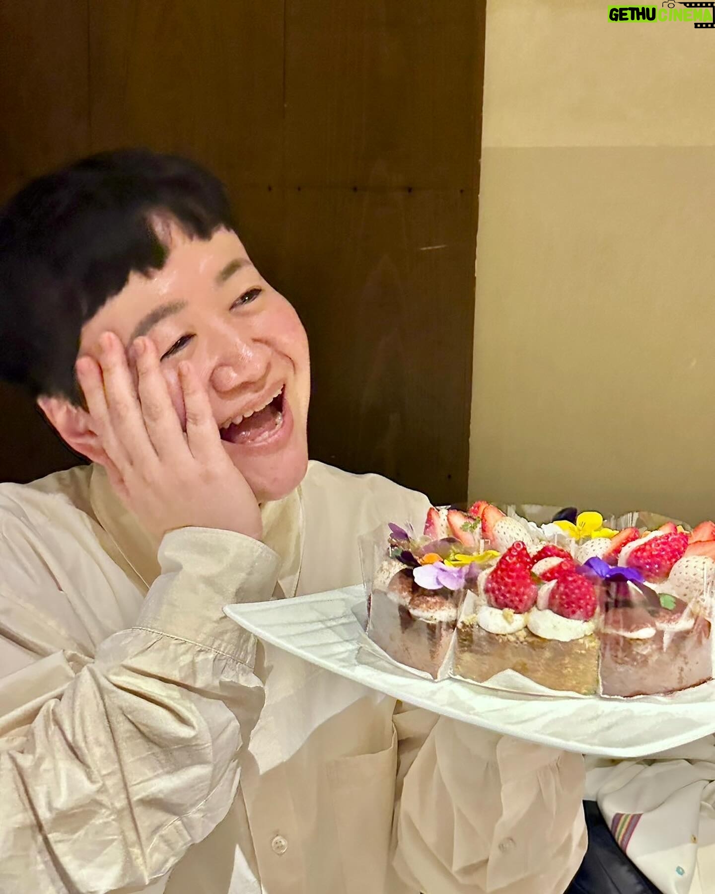 Haruna Kondo Instagram - ※ 2024年2月23日で41歳を迎えました。 おかげさまです!ありがとうございます!! 40代まじ楽しいっす!!! 健康でさらに幸せになりたいと思います。 もう中さんが同い年なのですが、「良い(41)」と おっしゃっていて、確かに!!! ぜったい良い歳だなぁと思いました。 41歳、楽しみます!!!!!! 写真① 2月生まれのお友達と合同誕生日会を東京ディズニーランドでして、はじめて誕生日のシール付けました。お友達、夢叶えてくれてありがとう。名前呼んでもらえるって情報あったから、自意識過剰で春菜はやめて、るな、にしたんだけど、特に呼ばれる場面なかったから、普通に春菜にすればよかった。名前書いてくれたキャストの方が「私も名前るなです」って仰ってて、偽名なの申し訳なかった。 写真② でも、気を取り直して、すぐはしゃいだ。40周年の東京ディズニーランド行けてうれしいこの頃まだ40歳。 写真③ 誕生日当日、マネージャーさんたちが楽屋を誕生日バージョンにしてくれてた。モデルさんや女優さんの楽屋で見たことあるやつしてくれた。うれぴす。鏡にご注目。 動画① なんかマネージャーさんに動画撮りますって言われて、慌てて喋ったやつ。でも、感謝の気持ちは本物。 写真④ 誕生日当日、大好きな人たちに囲まれて、嬉しすぎて顔が溶けてる。ケーキおいしすぎた。 写真⑤ 誕生日にTWICEさんのニューアルバム出るのは最高のプレゼントすぎる。 #お祝いメッセージありがとうございます #誕生日最高