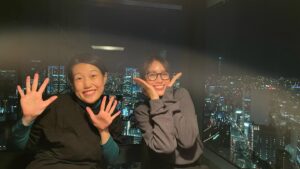 Haruna Kondo Instagram - ※
一番になっちゃんとカレンちゃんがお誕生日のお祝いをしてくれたのですが、
ふたりが企画してくれたのが、
「誕生日ミステリーツアー」
時間と住所だけ伝えられ、一日なにが起こるかわからないと言うもの！
ふたりからメールがきたときはわくわくしましたが、カレンちゃんからミステリーと言う名の安心な旅ですと言われ、無茶はしないなと安心しました笑
なっちゃんから送られた住所をマップに入れたら、マッサージ屋さんが出てきて、あ、たぶんマッサージに連れて行ってくれるんだ☻と思っていたのは内緒です✌︎
すっごくリッチで、ふたりの気持ちもうれしくて、いつもより気持ちよかったマッサージを終えると、もうすでに時間がおしてしまったのか笑、焦りながら、次の場所へ。何も聞かされずに着いていくと、夜景の綺麗な焼肉屋さんへ♡
綺麗な夜景を見せてあげたい、おいしいお肉を食べてほしいという二人の気持ちを聞いて、口説かれてるのかな？というくらいロマンチックだし、これまた気持ちが嬉しくて、おいしさ増し増しでした！
バーにも連れて行ってくれて、周りのカップル、全員プロポーズしてるのでは？というくらい素敵な場所で最高でした♡
ふたりとも本当にありがとう！！！

#1枚目マッサージおわりのトゥルトゥル3人
#2枚目やさしきギャルたち
#3枚目まさかの肉ケーキ
#4枚目思わずおいしい顔
#5枚目せーのが合わないギロり目線を送るなっちゃん笑