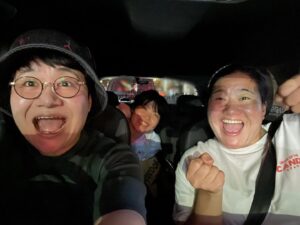 Haruna Kondo Instagram - ※
2人乗りの車から5人乗りに変えたので、ガンバレルーヤを2人とも乗せることができました。
目的地に着いたのに、なかなか降りてくれなくて、そこを除いたら最高でした！
この日は川村エミコさんも乗ってくれました。川村さんはスッと降りてくれました！
車って便利！

#旧車何乗ってたかはYouTube見てね