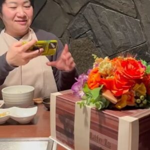 Haruna Kondo Instagram - ※
一番になっちゃんとカレンちゃんがお誕生日のお祝いをしてくれたのですが、
ふたりが企画してくれたのが、
「誕生日ミステリーツアー」
時間と住所だけ伝えられ、一日なにが起こるかわからないと言うもの！
ふたりからメールがきたときはわくわくしましたが、カレンちゃんからミステリーと言う名の安心な旅ですと言われ、無茶はしないなと安心しました笑
なっちゃんから送られた住所をマップに入れたら、マッサージ屋さんが出てきて、あ、たぶんマッサージに連れて行ってくれるんだ☻と思っていたのは内緒です✌︎
すっごくリッチで、ふたりの気持ちもうれしくて、いつもより気持ちよかったマッサージを終えると、もうすでに時間がおしてしまったのか笑、焦りながら、次の場所へ。何も聞かされずに着いていくと、夜景の綺麗な焼肉屋さんへ♡
綺麗な夜景を見せてあげたい、おいしいお肉を食べてほしいという二人の気持ちを聞いて、口説かれてるのかな？というくらいロマンチックだし、これまた気持ちが嬉しくて、おいしさ増し増しでした！
バーにも連れて行ってくれて、周りのカップル、全員プロポーズしてるのでは？というくらい素敵な場所で最高でした♡
ふたりとも本当にありがとう！！！

#1枚目マッサージおわりのトゥルトゥル3人
#2枚目やさしきギャルたち
#3枚目まさかの肉ケーキ
#4枚目思わずおいしい顔
#5枚目せーのが合わないギロり目線を送るなっちゃん笑
