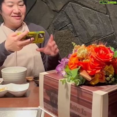 Haruna Kondo - 111.8K Likes - ※
一番になっちゃんとカレンちゃんがお誕生日のお祝いをしてくれたのですが、
ふたりが企画してくれたのが、
「誕生日ミステリーツアー」
時間と住所だけ伝えられ、一日なにが起こるかわからないと言うもの!
ふたりからメールがきたときはわくわくしましたが、カレンちゃんからミステリーと言う名の安心な旅ですと言われ、無茶はしないなと安心しました笑
なっちゃんから送られた住所をマップに入れたら、マッサージ屋さんが出てきて、あ、たぶんマッサージに連れて行ってくれるんだ☻と思っていたのは内緒です✌︎
すっごくリッチで、ふたりの気持ちもうれしくて、いつもより気持ちよかったマッサージを終えると、もうすでに時間がおしてしまったのか笑、焦りながら、次の場所へ。何も聞かされずに着いていくと、夜景の綺麗な焼肉屋さんへ♡
綺麗な夜景を見せてあげたい、おいしいお肉を食べてほしいという二人の気持ちを聞いて、口説かれてるのかな?というくらいロマンチックだし、これまた気持ちが嬉しくて、おいしさ増し増しでした!
バーにも連れて行ってくれて、周りのカップル、全員プロポーズしてるのでは?というくらい素敵な場所で最高でした♡
ふたりとも本当にありがとう!!!
#1枚目マッサージおわりのトゥルトゥル3人
#2枚目やさしきギャルたち
#3枚目まさかの肉ケーキ
#4枚目思わずおいしい顔
#5枚目せーのが合わないギロり目線を送るなっちゃん笑