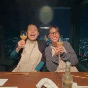 Haruna Kondo Instagram - ※
一番になっちゃんとカレンちゃんがお誕生日のお祝いをしてくれたのですが、
ふたりが企画してくれたのが、
「誕生日ミステリーツアー」
時間と住所だけ伝えられ、一日なにが起こるかわからないと言うもの！
ふたりからメールがきたときはわくわくしましたが、カレンちゃんからミステリーと言う名の安心な旅ですと言われ、無茶はしないなと安心しました笑
なっちゃんから送られた住所をマップに入れたら、マッサージ屋さんが出てきて、あ、たぶんマッサージに連れて行ってくれるんだ☻と思っていたのは内緒です✌︎
すっごくリッチで、ふたりの気持ちもうれしくて、いつもより気持ちよかったマッサージを終えると、もうすでに時間がおしてしまったのか笑、焦りながら、次の場所へ。何も聞かされずに着いていくと、夜景の綺麗な焼肉屋さんへ♡
綺麗な夜景を見せてあげたい、おいしいお肉を食べてほしいという二人の気持ちを聞いて、口説かれてるのかな？というくらいロマンチックだし、これまた気持ちが嬉しくて、おいしさ増し増しでした！
バーにも連れて行ってくれて、周りのカップル、全員プロポーズしてるのでは？というくらい素敵な場所で最高でした♡
ふたりとも本当にありがとう！！！

#1枚目マッサージおわりのトゥルトゥル3人
#2枚目やさしきギャルたち
#3枚目まさかの肉ケーキ
#4枚目思わずおいしい顔
#5枚目せーのが合わないギロり目線を送るなっちゃん笑