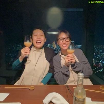 Haruna Kondo - 111.8K Likes - ※
一番になっちゃんとカレンちゃんがお誕生日のお祝いをしてくれたのですが、
ふたりが企画してくれたのが、
「誕生日ミステリーツアー」
時間と住所だけ伝えられ、一日なにが起こるかわからないと言うもの!
ふたりからメールがきたときはわくわくしましたが、カレンちゃんからミステリーと言う名の安心な旅ですと言われ、無茶はしないなと安心しました笑
なっちゃんから送られた住所をマップに入れたら、マッサージ屋さんが出てきて、あ、たぶんマッサージに連れて行ってくれるんだ☻と思っていたのは内緒です✌︎
すっごくリッチで、ふたりの気持ちもうれしくて、いつもより気持ちよかったマッサージを終えると、もうすでに時間がおしてしまったのか笑、焦りながら、次の場所へ。何も聞かされずに着いていくと、夜景の綺麗な焼肉屋さんへ♡
綺麗な夜景を見せてあげたい、おいしいお肉を食べてほしいという二人の気持ちを聞いて、口説かれてるのかな?というくらいロマンチックだし、これまた気持ちが嬉しくて、おいしさ増し増しでした!
バーにも連れて行ってくれて、周りのカップル、全員プロポーズしてるのでは?というくらい素敵な場所で最高でした♡
ふたりとも本当にありがとう!!!
#1枚目マッサージおわりのトゥルトゥル3人
#2枚目やさしきギャルたち
#3枚目まさかの肉ケーキ
#4枚目思わずおいしい顔
#5枚目せーのが合わないギロり目線を送るなっちゃん笑