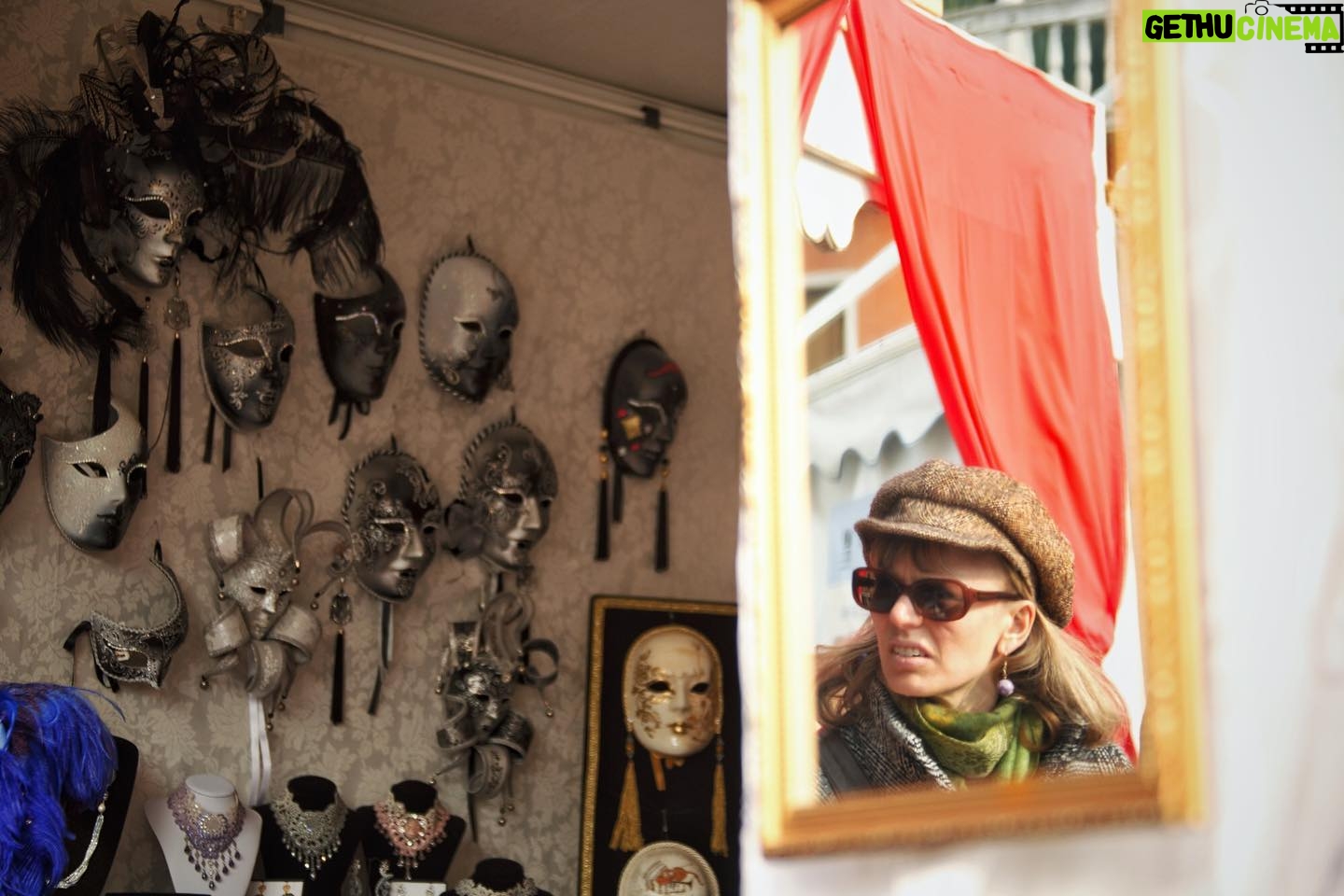 Hasti Mahdavifar Instagram - از مجموعه آيز وايد شات . Photo by : me . #eyeswideshut #venice #veniceitaly #mask #masks ##venicecarnival #streetphotography #streetphotographers #streetphotographer #streetphotographersfdn #tspf #streetleaks #portbox #reportagespotlight #burndiary #instagram #tehranstreetphotofestival #streetstyle #canon #canonphotography