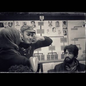 Hasti Mahdavifar Instagram - خب سلام. یه مجموعه عکس از ماجرای نیمروز-رد خون همراه با توضيحات :
.
عکس اول : صحنه آمادس .کارگردان خواب هستن،با سر دردی شدید. منم با اخم منتظر بیدار شدن ایشان.
.
عکس دوم : بهنوش جانم (معروف به مامی) در حال گرفتن ماچی شدید از بنده
.
عکس سوم:کارگردان زمانی که نمیخواد هیچ حرفی رو بشنوه!
.
عکس چهارم: مذاکرات من و گارکردان و تلاش من برای به کُرسی نشوندن حرف خودم و ابراهیم امینی (نویسنده ) در هاله ای از ابهام که پیش خودش داره میگه پس من اینجا چی کاره ام!
.
عکس پنجم: اها این عکس . یه عکس آنالوگ که مجید طالبی گرفته ، من نشسته در صحرا،همراه با غروب،با پایی سبز و فکر کردن به فرق بین پا داشتن و نداشتن!
.
عکس ششم: تقریبا جمعی از سر گروه ها زمانی که هنوز رو فُرم و سرِ پا بودن.
.
عکس هفتم : اهااا اینم خیلی نکته داره، گروه کارگردانی همراه با گروه صدا تصویر.
 اما نکته: اون کتِ قرمزی که تن منه بعد گرفتن این سکانس ناگهان غیب شد. ینی در واقع پیچونده شد.ینی در حقیقت دزدیده شد. حالا من اسم نمیبرم توسط کی...
.
عکس هشتم :کارگردان مشغول خاراندن پایش، و عکاس مشغول خوابی عمیق.
.
عکس نهم : من در حال غش غش خندیدن، یادم نیست به چی ! اما برام چیز طبیعی ای بود این خنده های از ته دل سر این کار. کلا کارم فقط خندیدن بود اونجا. ینی ناخواسته از همه ی حرکات و سکنات و حرفای دوستان خنده ام میگرفت.
.
عکس دهم : خب ،این عکس سه تا عکسه . از بالا سمت چپ : اختلاف بین کارگردان و دستیارش امیرحسین.
از بالا سمت راست : تفاهم بین کارگردان و دستیارش.
عکس پایین : تکرار دائم اختلاف و تفاهم در طول فیلمبرداری بین کارگردان و دستیارش امیر حسین.
نظر من راجع به عکس آخر : بیشتر داره میگه : از کجا اومدی ؟ 
ازین ور اومدیم.
کجا داری میری؟ 
نمیدونم بریم ببینیم چی میشه دیگه...
.
پ.ن اول : بقیه عکسا با توضیحاتشون رو میذارم استوری (اینجا دیگه جا نداشت)
.
پ.ن دوم : بخشی از این عکسها رو مجید طالبی گرفته ، بخشی رو من، و بخشی ناصر میرخانی
