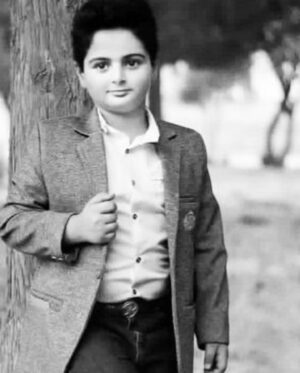 Hasti Mahdavifar Instagram - به نام خداوند رنگین کمان.... که مرده ...اره ، خدا مرده ... دیگه کم‌کم ‌‌باید بیدار میشد....داره زیادی طول میکشه خوابیدنش... #کیان‌_‌پیرفلک  #مهسا‌امینی