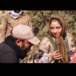 Hasti Mahdavifar Instagram - خب سلام. یه مجموعه عکس از ماجرای نیمروز-رد خون همراه با توضيحات : . عکس اول : صحنه آمادس .کارگردان خواب هستن،با سر دردی شدید. منم با اخم منتظر بیدار شدن ایشان. . عکس دوم : بهنوش جانم (معروف به مامی) در حال گرفتن ماچی شدید از بنده . عکس سوم:کارگردان زمانی که نمیخواد هیچ حرفی رو بشنوه! . عکس چهارم: مذاکرات من و گارکردان و تلاش من برای به کُرسی نشوندن حرف خودم و ابراهیم امینی (نویسنده ) در هاله ای از ابهام که پیش خودش داره میگه پس من اینجا چی کاره ام! . عکس پنجم: اها این عکس . یه عکس آنالوگ که مجید طالبی گرفته ، من نشسته در صحرا،همراه با غروب،با پایی سبز و فکر کردن به فرق بین پا داشتن و نداشتن! . عکس ششم: تقریبا جمعی از سر گروه ها زمانی که هنوز رو فُرم و سرِ پا بودن. . عکس هفتم : اهااا اینم خیلی نکته داره، گروه کارگردانی همراه با گروه صدا تصویر. اما نکته: اون کتِ قرمزی که تن منه بعد گرفتن این سکانس ناگهان غیب شد. ینی در واقع پیچونده شد.ینی در حقیقت دزدیده شد. حالا من اسم نمیبرم توسط کی... . عکس هشتم :کارگردان مشغول خاراندن پایش، و عکاس مشغول خوابی عمیق. . عکس نهم : من در حال غش غش خندیدن، یادم نیست به چی ! اما برام چیز طبیعی ای بود این خنده های از ته دل سر این کار. کلا کارم فقط خندیدن بود اونجا. ینی ناخواسته از همه ی حرکات و سکنات و حرفای دوستان خنده ام میگرفت. . عکس دهم : خب ،این عکس سه تا عکسه . از بالا سمت چپ : اختلاف بین کارگردان و دستیارش امیرحسین. از بالا سمت راست : تفاهم بین کارگردان و دستیارش. عکس پایین : تکرار دائم اختلاف و تفاهم در طول فیلمبرداری بین کارگردان و دستیارش امیر حسین. نظر من راجع به عکس آخر : بیشتر داره میگه : از کجا اومدی ؟ ازین ور اومدیم. کجا داری میری؟ نمیدونم بریم ببینیم چی میشه دیگه... . پ.ن اول : بقیه عکسا با توضیحاتشون رو میذارم استوری (اینجا دیگه جا نداشت) . پ.ن دوم : بخشی از این عکسها رو مجید طالبی گرفته ، بخشی رو من، و بخشی ناصر میرخانی