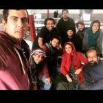 Hasti Mahdavifar Instagram - خب سلام. یه مجموعه عکس از ماجرای نیمروز-رد خون همراه با توضيحات : . عکس اول : صحنه آمادس .کارگردان خواب هستن،با سر دردی شدید. منم با اخم منتظر بیدار شدن ایشان. . عکس دوم : بهنوش جانم (معروف به مامی) در حال گرفتن ماچی شدید از بنده . عکس سوم:کارگردان زمانی که نمیخواد هیچ حرفی رو بشنوه! . عکس چهارم: مذاکرات من و گارکردان و تلاش من برای به کُرسی نشوندن حرف خودم و ابراهیم امینی (نویسنده ) در هاله ای از ابهام که پیش خودش داره میگه پس من اینجا چی کاره ام! . عکس پنجم: اها این عکس . یه عکس آنالوگ که مجید طالبی گرفته ، من نشسته در صحرا،همراه با غروب،با پایی سبز و فکر کردن به فرق بین پا داشتن و نداشتن! . عکس ششم: تقریبا جمعی از سر گروه ها زمانی که هنوز رو فُرم و سرِ پا بودن. . عکس هفتم : اهااا اینم خیلی نکته داره، گروه کارگردانی همراه با گروه صدا تصویر. اما نکته: اون کتِ قرمزی که تن منه بعد گرفتن این سکانس ناگهان غیب شد. ینی در واقع پیچونده شد.ینی در حقیقت دزدیده شد. حالا من اسم نمیبرم توسط کی... . عکس هشتم :کارگردان مشغول خاراندن پایش، و عکاس مشغول خوابی عمیق. . عکس نهم : من در حال غش غش خندیدن، یادم نیست به چی ! اما برام چیز طبیعی ای بود این خنده های از ته دل سر این کار. کلا کارم فقط خندیدن بود اونجا. ینی ناخواسته از همه ی حرکات و سکنات و حرفای دوستان خنده ام میگرفت. . عکس دهم : خب ،این عکس سه تا عکسه . از بالا سمت چپ : اختلاف بین کارگردان و دستیارش امیرحسین. از بالا سمت راست : تفاهم بین کارگردان و دستیارش. عکس پایین : تکرار دائم اختلاف و تفاهم در طول فیلمبرداری بین کارگردان و دستیارش امیر حسین. نظر من راجع به عکس آخر : بیشتر داره میگه : از کجا اومدی ؟ ازین ور اومدیم. کجا داری میری؟ نمیدونم بریم ببینیم چی میشه دیگه... . پ.ن اول : بقیه عکسا با توضیحاتشون رو میذارم استوری (اینجا دیگه جا نداشت) . پ.ن دوم : بخشی از این عکسها رو مجید طالبی گرفته ، بخشی رو من، و بخشی ناصر میرخانی