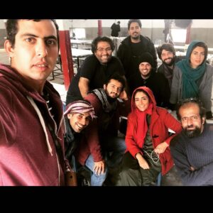 Hasti Mahdavifar Instagram - خب سلام. یه مجموعه عکس از ماجرای نیمروز-رد خون همراه با توضيحات :
.
عکس اول : صحنه آمادس .کارگردان خواب هستن،با سر دردی شدید. منم با اخم منتظر بیدار شدن ایشان.
.
عکس دوم : بهنوش جانم (معروف به مامی) در حال گرفتن ماچی شدید از بنده
.
عکس سوم:کارگردان زمانی که نمیخواد هیچ حرفی رو بشنوه!
.
عکس چهارم: مذاکرات من و گارکردان و تلاش من برای به کُرسی نشوندن حرف خودم و ابراهیم امینی (نویسنده ) در هاله ای از ابهام که پیش خودش داره میگه پس من اینجا چی کاره ام!
.
عکس پنجم: اها این عکس . یه عکس آنالوگ که مجید طالبی گرفته ، من نشسته در صحرا،همراه با غروب،با پایی سبز و فکر کردن به فرق بین پا داشتن و نداشتن!
.
عکس ششم: تقریبا جمعی از سر گروه ها زمانی که هنوز رو فُرم و سرِ پا بودن.
.
عکس هفتم : اهااا اینم خیلی نکته داره، گروه کارگردانی همراه با گروه صدا تصویر.
 اما نکته: اون کتِ قرمزی که تن منه بعد گرفتن این سکانس ناگهان غیب شد. ینی در واقع پیچونده شد.ینی در حقیقت دزدیده شد. حالا من اسم نمیبرم توسط کی...
.
عکس هشتم :کارگردان مشغول خاراندن پایش، و عکاس مشغول خوابی عمیق.
.
عکس نهم : من در حال غش غش خندیدن، یادم نیست به چی ! اما برام چیز طبیعی ای بود این خنده های از ته دل سر این کار. کلا کارم فقط خندیدن بود اونجا. ینی ناخواسته از همه ی حرکات و سکنات و حرفای دوستان خنده ام میگرفت.
.
عکس دهم : خب ،این عکس سه تا عکسه . از بالا سمت چپ : اختلاف بین کارگردان و دستیارش امیرحسین.
از بالا سمت راست : تفاهم بین کارگردان و دستیارش.
عکس پایین : تکرار دائم اختلاف و تفاهم در طول فیلمبرداری بین کارگردان و دستیارش امیر حسین.
نظر من راجع به عکس آخر : بیشتر داره میگه : از کجا اومدی ؟ 
ازین ور اومدیم.
کجا داری میری؟ 
نمیدونم بریم ببینیم چی میشه دیگه...
.
پ.ن اول : بقیه عکسا با توضیحاتشون رو میذارم استوری (اینجا دیگه جا نداشت)
.
پ.ن دوم : بخشی از این عکسها رو مجید طالبی گرفته ، بخشی رو من، و بخشی ناصر میرخانی