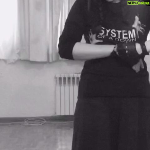Hasti Mahdavifar - 35.7K Likes - يادآوري روزهاي قرنطينه ي ٣٣ روزه. فكر كنم اين ويدئو رو ششم يا هفتم فرودين گرفتم.ميخواستم تا ابد بمونم تو خونه . نشد . نذاشتن. .
.
آخرش يكي از فيلماي مورد علاقه م رو ميبينم. يه جمله ي معروفي اين فيلم داره كه روي مجله نوشته شده بود . اما من بهش اعتقادي ندارم . اما شديدا به اينكه شياطين با تمام قوا كماكان زنده هستند معتقدم. همه آنها چهره هایی معصوم عین کودکان دارند،فقط بايد ياد بگيريم عين يه مادر بغلشون نكنيم . بايد ياد بگيريم به اجبار ديگران و تحت تاثير عواطف ازشون پرستاري نكنيم. و گرنه اين چرخه كه بي پايانه...
.
#حرفاي_مادر_بزرگي
#اسم_فيلم_چيست؟
#بله_من_زورم_زياده
.
پ.ن ١: نه يادمون بره نه برامون عادي بشه. كرونا هنوز نرفته و به قوت خود باقيست.
پ.ن ٢ براي پاسخ به سوالات : ميز تلويزيون (ساخته ي دست خودم )صد و پنجاه كيلوست. در نتيجه تخت (ساخته ي دست خودم ) بايد ميومد تو سالن.
پ.ن ٣ پاسخ به سوالات : بيوتي چرا نيست؟ نميتونم بگم .اما گربه ي پشت پنجره و پاندا كامان به قدرت خود باقي اند.