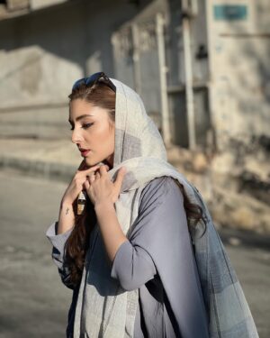 Hasti Mahdavifar Instagram - حقيقتا بعد از اينهمه مدت روم نميشه چيزي بگم ! فقط ميتونم بگم سلام ❤️👋🏻
.
#غیبت_طولانی