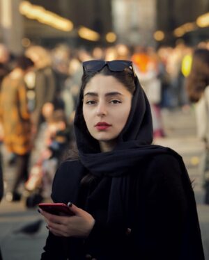 Hasti Mahdavifar Instagram - او نه آدم آدم بود ، نه میمون میمون . موجودی بود میان این دوتا که مسخ شده بود ....
.
پ.ن : خنده م نمیومد، خوابم ميومد...
.
(عکس ها مربوط به گذشته میباشند )