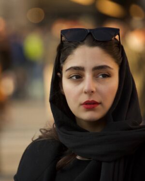 Hasti Mahdavifar Instagram - او نه آدم آدم بود ، نه میمون میمون . موجودی بود میان این دوتا که مسخ شده بود ....
.
پ.ن : خنده م نمیومد، خوابم ميومد...
.
(عکس ها مربوط به گذشته میباشند )