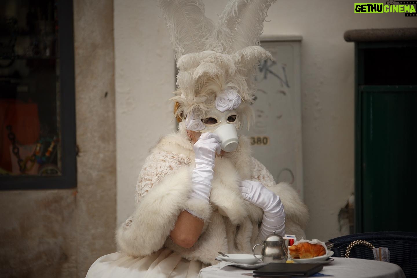 Hasti Mahdavifar Instagram - از مجموعه آيز وايد شات . Photo by me . #eyeswideshut #venice #venice #italy #venicecarnival #mask #covid_19 #streetphotography #streetphotographer #streetphotographers #streetlife #streetleaks #tspf #streetphotographersmagazine #burndiary #reportagespotlight #canon #canonphotography