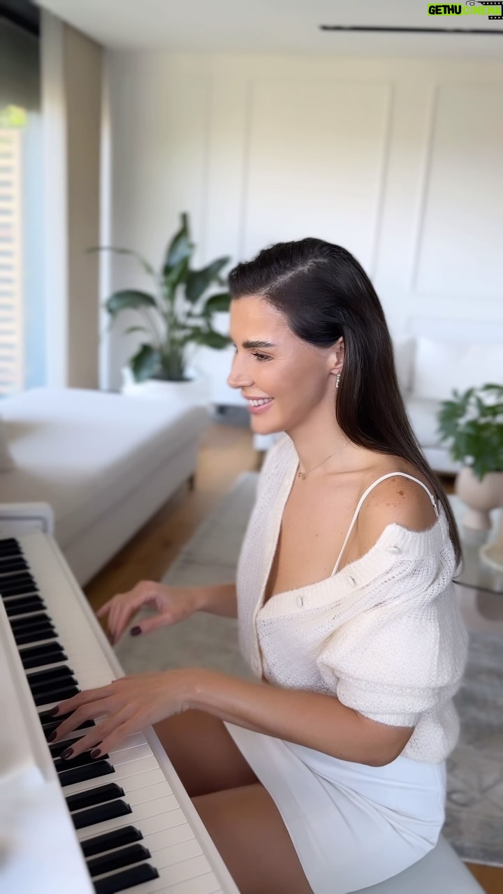 Hatice Şendil Instagram - Sabah kahvesinde buluşalım☕️