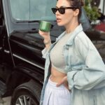 Hatice Şendil Instagram - Güne daha önce çektiğim ama paylaşmadığım fotoğraflarla başlayayım dedim. Ara sıra yaparım böyle✌🏻a couple months ago😁