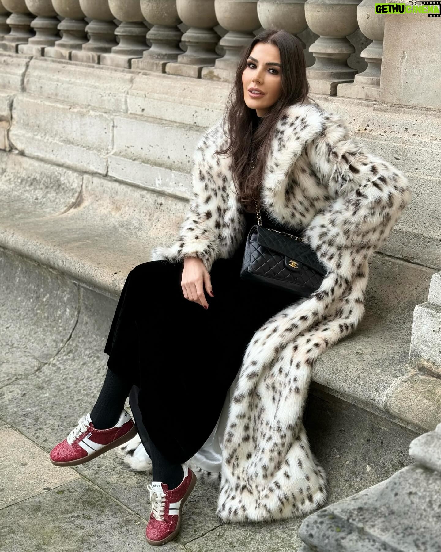 Hatice Şendil Instagram - Yılın Son Günü ✨👯♀️🖤 #reklamyönetimi