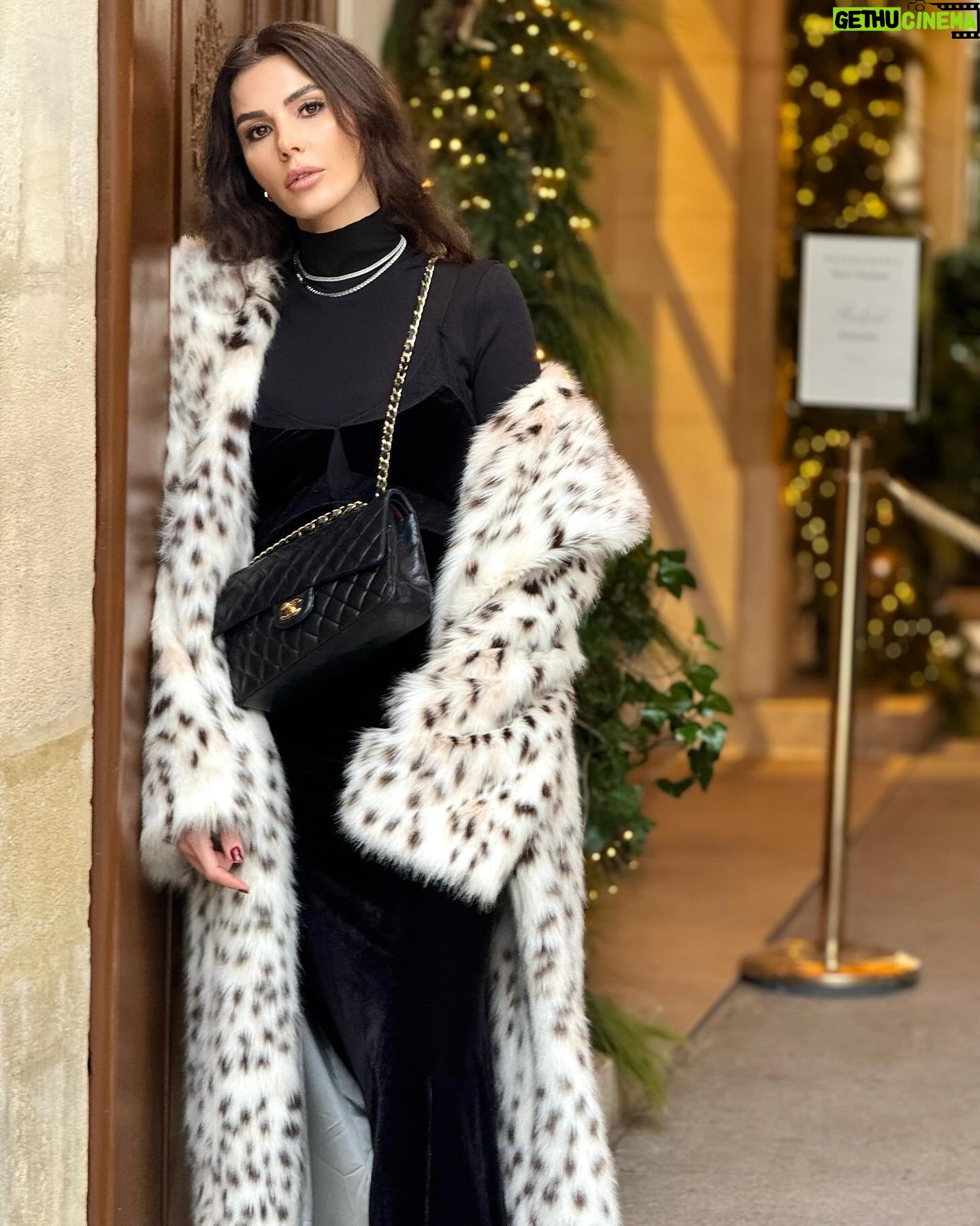 Hatice Şendil Instagram - Yılın Son Günü ✨👯♀️🖤 #reklamyönetimi