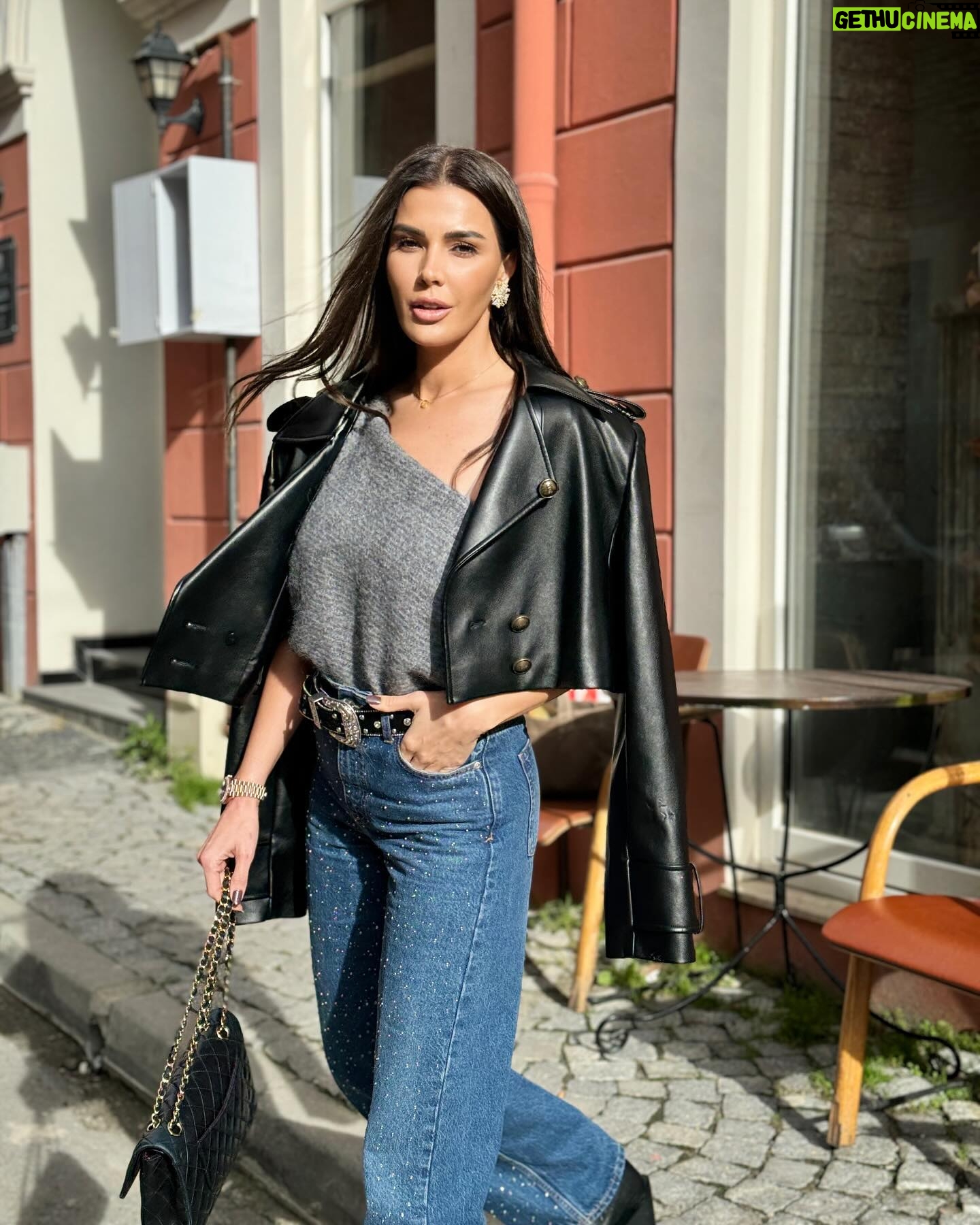Hatice Şendil Instagram - Tatlı bir seri geldi🩶
