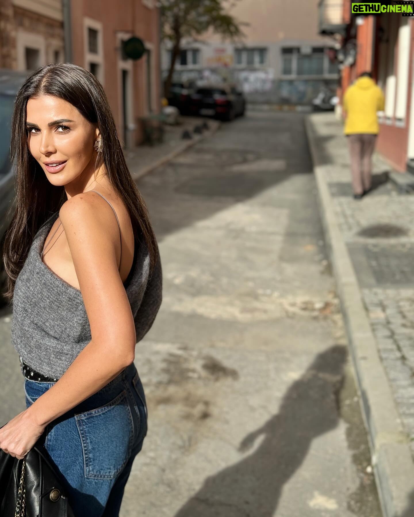 Hatice Şendil Instagram - Tatlı bir seri geldi🩶
