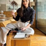 Hatice Şendil Instagram - Pazartesiye sendromsuz geldim☕️
