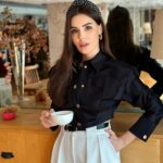 Hatice Şendil Instagram - Pazartesiye sendromsuz geldim☕️