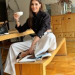 Hatice Şendil Instagram - Pazartesiye sendromsuz geldim☕️