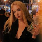 Hayal Köseoğlu Instagram - 2023'ün benim için en kaotik ya da anlamlı, sadece benim anlayabileceğim günlerinden selfieleri derledim #2023 postum için. Acısıyla, tatlısıyla rollercoaster gibiydi şu son 365 gün. #2024 bizi üzmüyorsun plsss, güzelliklerle gel ✨
