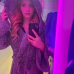 Hayal Köseoğlu Instagram - 2023'ün benim için en kaotik ya da anlamlı, sadece benim anlayabileceğim günlerinden selfieleri derledim #2023 postum için. Acısıyla, tatlısıyla rollercoaster gibiydi şu son 365 gün. #2024 bizi üzmüyorsun plsss, güzelliklerle gel ✨