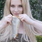 Hayal Köseoğlu Instagram - Güneşe aşkım malum, tarafım elbette Sunlover 🌞💛🔆🔆👸🏼👸🏼✨✨ Magnum’un mango ve beyaz çikolatalı en yenisi yediğim andan itibaren en favori Magnum'um oldu. O kadar lezzetli ki ve bu sıcaklarda buzzzz gibi inanılmaz iyi gidiyor! Mangonun ferahlığı ve beyaz çikolatanın güzelliğinin muhteşem uyumu! Yoksa siz hala denemediniz mi? Deneyenler bana yazsın. 🤩🤩🤩 @magnumturkiye #HazHiçBitmesin #işbirliği